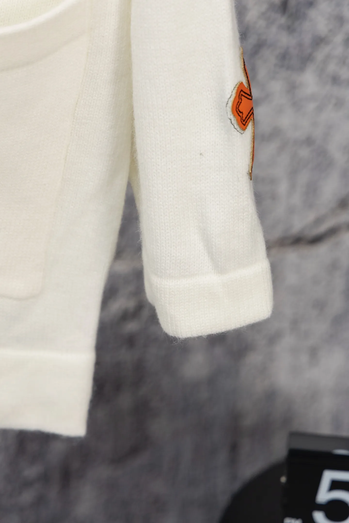 P240 -Chrome Hearts/Chrome Hearts Colorful cross leather cardigan jacket sweater. High weight, high density and high quality. The wool is soft, delicate and skin-friendly. It feels soft and silky. It has excellent warmth and skin-friendly properties. It is custom-woven and dyed without color difference. No matter the fabric or workmanship details, it is better than the ordinary version on the market. -The hardware and zipper accessories are all customized and full of details. Crow autumn and winter super heavy embroidery ➕ positioning leather label long-sleeved knitted cardigan lazy outer wear mid-length sweater -Colour: black white Size: S M L